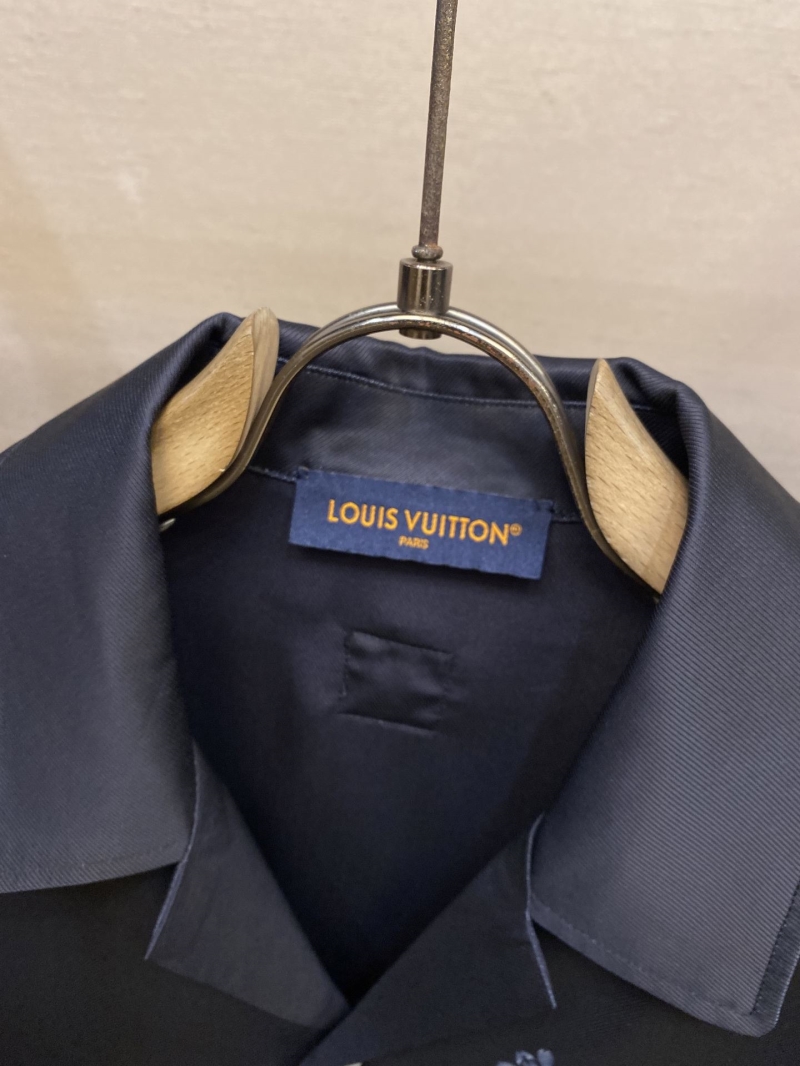 l0vis Vvtt0n shirt